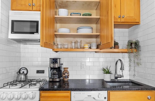 Laurelhurst House | Immaculate and Private Space, Custom Artwork Throughout, Walk to Parks, Food, and Entertainment