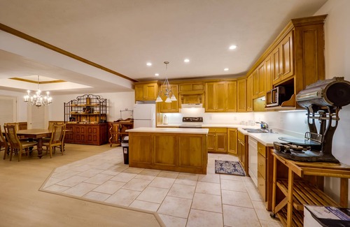 Boone Villa | Immaculate Boone Villa w/Entertainment Lounge!