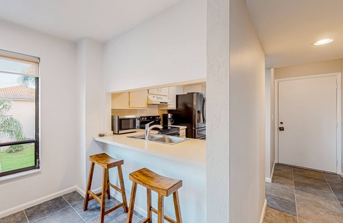 Marco Island Condo | Immaculate condo with skyline views & balcony, on-site pool & grilling area