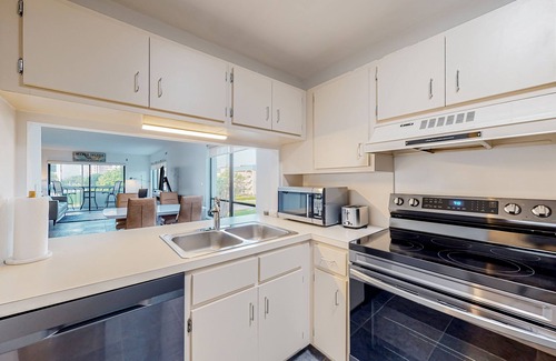 Marco Island Condo | Immaculate condo with skyline views & balcony, on-site pool & grilling area