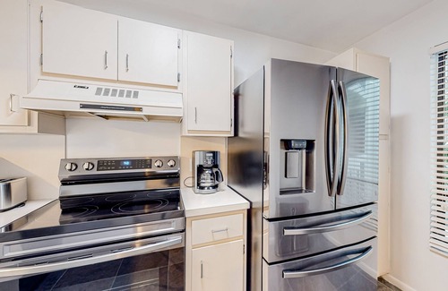 Marco Island Condo | Immaculate condo with skyline views & balcony, on-site pool & grilling area