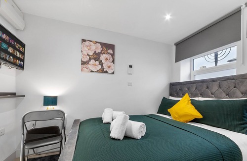 Penge Apartment | Immaculate Ensuite Room Crystal Palace London SE20