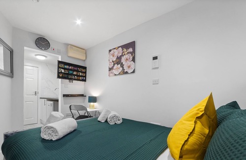 Penge Apartment | Immaculate Ensuite Room Crystal Palace London SE20