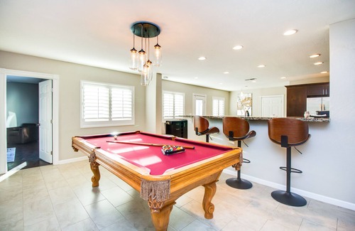 Village Grove House | Immaculate Home Near Old Town Scottsdale and ASU! 5 Bdrms and Heated Pool!