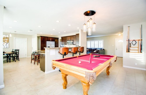 Village Grove House | Immaculate Home Near Old Town Scottsdale and ASU! 5 Bdrms and Heated Pool!