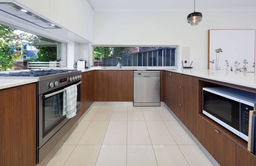 Albury House | Immaculate & Impressive Irvington Villa - Stunning four bedroom home in central Albury