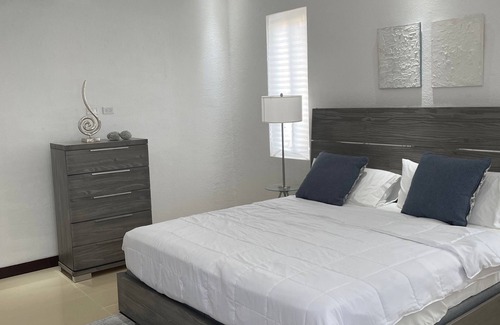 Barbican Apartment | Immaculate- Liguanea 1br