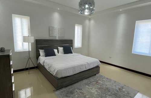 Barbican Apartment | Immaculate- Liguanea 1br