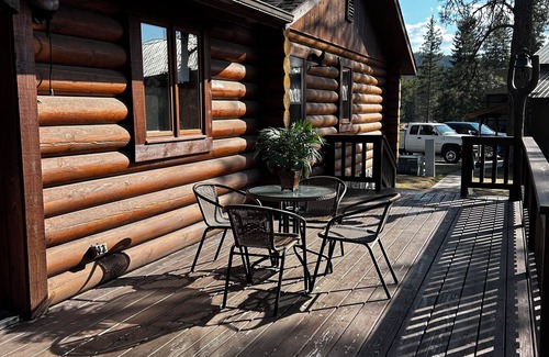 Seeley Lake Cabin | Immaculate log house with backyard view of pond, in Seeley!