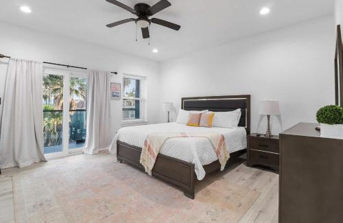 South Padre Island House | Immaculate Townhouse w Pool & Balcony South Padre