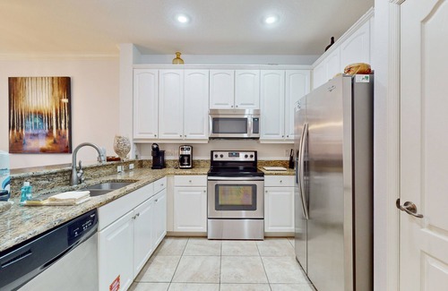 Palm Coast House | Immaculate Townhome in Upscale Community w/Pool & Balcony - Near Beach
