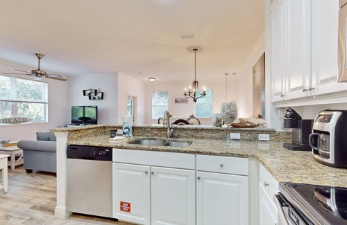 Palm Coast House | Immaculate Townhome in Upscale Community w/Pool & Balcony - Near Beach