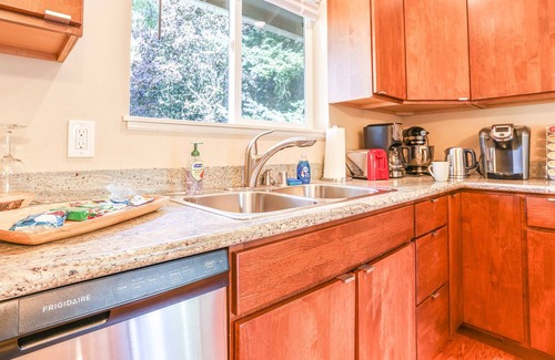 Esperance House | Immaculate Vista, a cozy home w/AC in Edmonds, WA