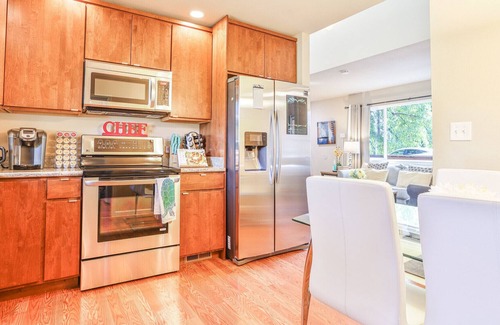Esperance House | Immaculate Vista, a cozy home w/AC in Edmonds, WA