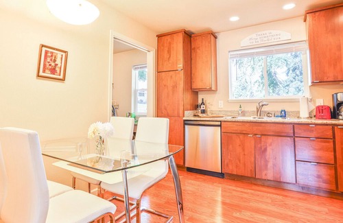 Esperance House | Immaculate Vista, a cozy home w/AC in Edmonds, WA