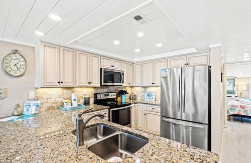 Sunnyside House | Immaculately Updated GULF FRONT at Shores Townhomes Directly on the beach!