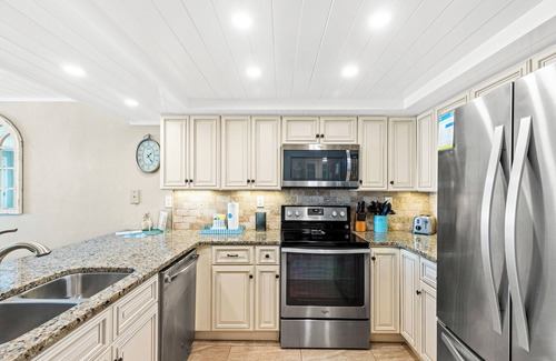 Sunnyside House | Immaculately Updated GULF FRONT at Shores Townhomes Directly on the beach!