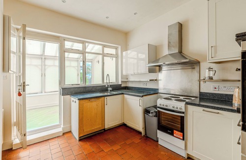 St. Leonard's House | Immense 3BR House, Garden near Tooting Cmns, South