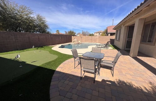 Gilbert House | Immense Family Sized Home w/Pool, Home Office, and Putting Green!