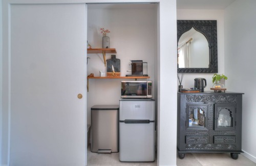 Wedgwood Apartment | Immerse yourself in a stylish experience at this clean, centrally located suite