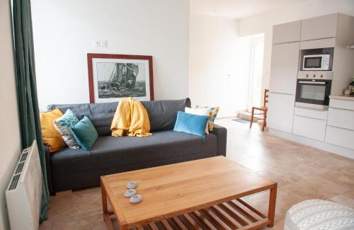 Rive Droite Apartment | Immeuble de 3 appartements avec cour intérieure