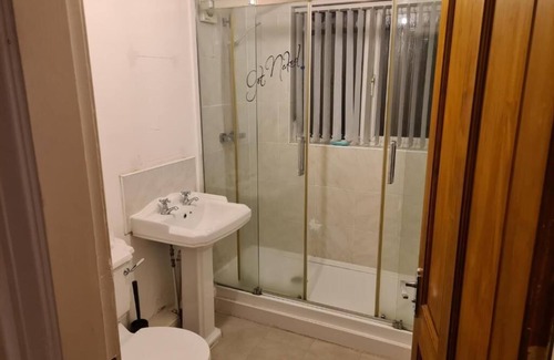 Bilston House | Impeccable 4-Bed House in Bilston