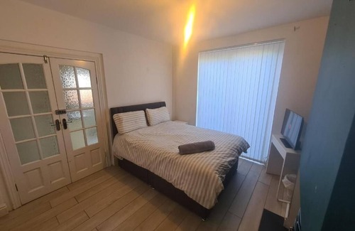 Bilston House | Impeccable 4-Bed House in Bilston