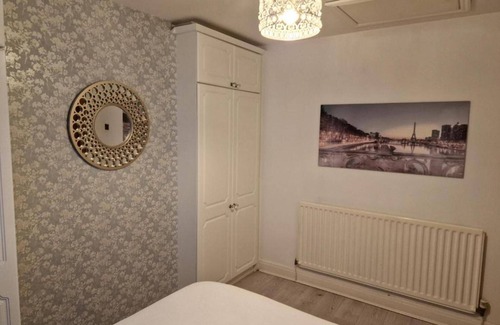 Bilston House | Impeccable 4-bed House in Bilston