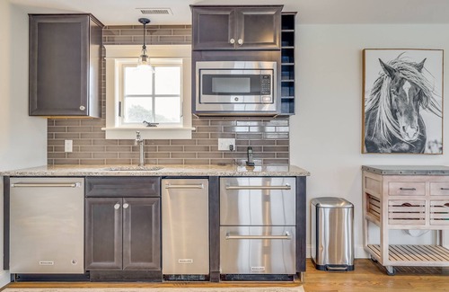 Brewster House | Impeccable 5BR Custom Home - Short stroll to Mant's Landing Beach
