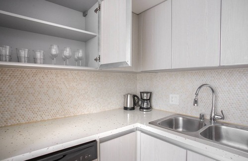 West Los Angeles Apartment | Impeccable Brentwood 1BR w/Gym & Rooftop, nr Shops & Bars, by Blueground