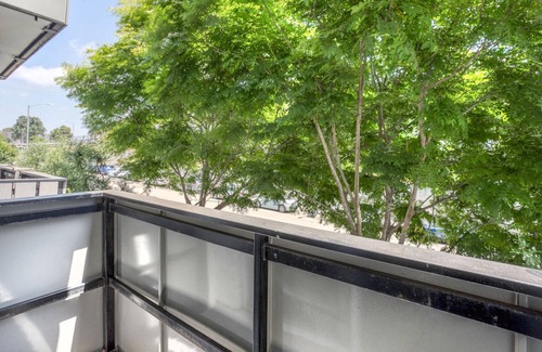 West Los Angeles Apartment | Impeccable Brentwood 1BR w/Gym & Rooftop, nr Shops & Bars, by Blueground