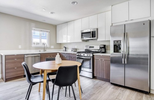 Campbell Apartment | Impeccable Campbell 1BR w/W/D, Pool, Gym, walk to WF + TJ, by Blueground