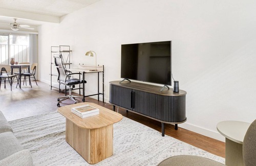 Campbell House | Impeccable Campbell 2BR w/ Pool & BBQ, 10 mins to Netflix, by Blueground
