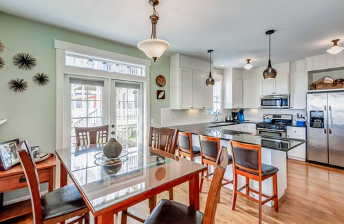 Nelscott House | Impeccable Coastal Views and Décor, Private Hot Tub, Pet Friendly, Community Pool, Close to Outlets