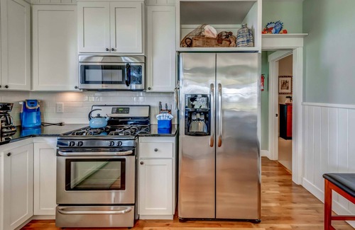 Nelscott House | Impeccable Coastal Views and Décor, Private Hot Tub, Pet Friendly, Community Pool, Close to Outlets