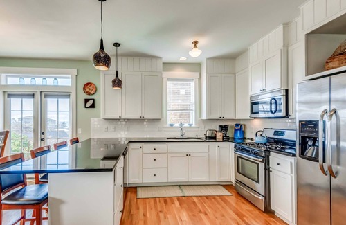 Nelscott House | Impeccable Coastal Views and Décor, Private Hot Tub, Pet Friendly, Community Pool, Close to Outlets