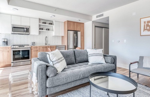 Downtown Oakland Apartment | Impeccable Oakland 1BR w/AC, W/D, Sky Deck, next to BART, by Blueground