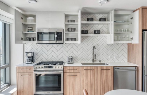 Downtown Oakland Apartment | Impeccable Oakland 1BR w/AC, W/D, Sky Deck, next to BART, by Blueground