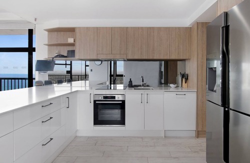 Surfers Paradise Apartment | Imperial Surf Modern Beachfront Apartment - CoastHM
