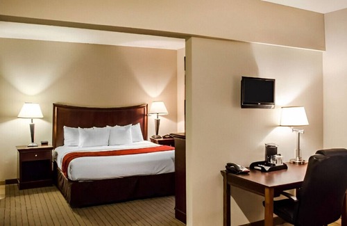 Tillmans Corner House | Impressively Cozy King Suite w/ Free Breakfast!