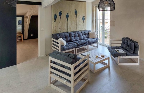 La Reole Apartment | In a beautiful stone house welcomes you this tasteful and large vacation apartment.