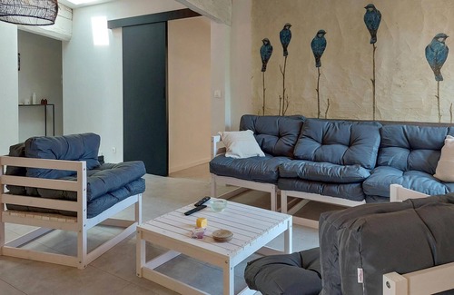 La Reole Apartment | In a beautiful stone house welcomes you this tasteful and large vacation apartment.