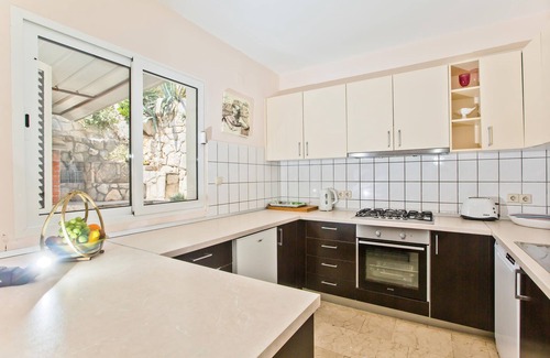Pokrivenik House | In a small and quiet bay, below the village Zastrazisce and directly on the sea is this semi-detache