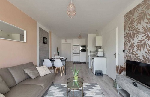 Aulnay-sous-Bois Apartment | In a well-connected building near Charles De Gaulle airport