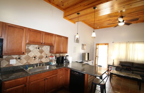 Athens Apartment | In Athens 2-bedroom apartment FREE Parking, FREE WiFi, FREE Washer/DRYER, sweet!