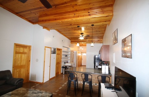 Athens Apartment | In Athens 2-bedroom apartment FREE Parking, FREE WiFi, FREE Washer/DRYER, sweet!