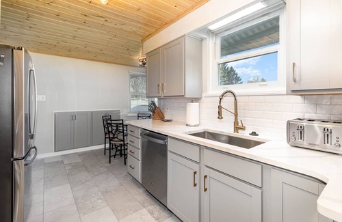 Mechanicsburg House | IN-GROUND POOL, Large Private Fenced Yard, Dining Gazebo, Outdoor Kitchen/Bath