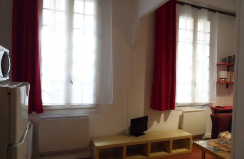 Old Town Apartment | In old Nice, 2 steps from the sea, the coulée verte and the flower market