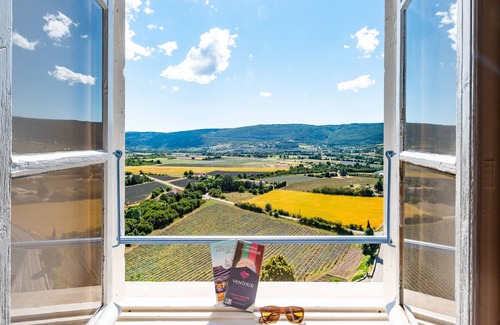 Sault House | In Provence, near Mont Ventoux Gîte de Groupe with vintage bike museum