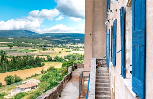 Sault House | In Provence, near Mont Ventoux Gîte de Groupe with vintage bike museum